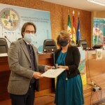 Javier González Estrada, vocal de la Junta Rectora de la Demarcación de Extremadura, recoge la insignia en nombre de Claudio Corral Folgado, por parte de Almudena Leal Gomis, Vocal de la Junta de Gobierno del CICCP