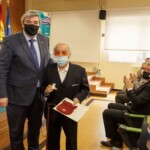 Máximo Cruz Sagredo, recibe la insignia y el diploma por parte de Jesús A. Torrecilla Pinero, Director de la Escuela Politécnica de Cáceres