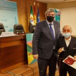 Máximo Cruz Sagredo, recibe la insignia por parte de Jesús A. Torrecilla Pinero, Director de la Escuela Politécnica de Cáceres