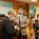 Emilio González Zamora, recibe la insignia por parte de José Antonio García Muñoz, el Subdelegado del Gobierno en Cáceres. Le acompaña su mujer Nina Abril.