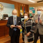 Emilio González Zamora, recibe la insignia y el diploma por parte de José Antonio García Muñoz, el Subdelegado del Gobierno en Cáceres. Le acompaña su mujer Nina Abril
