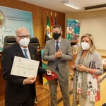 Santiago A. Hernández Fernández, recibe la insignia y el diploma por parte de José Luis Andrade Piñana , DG de Movilidad e Infraestructuras Viarias de la Junta de Extremadura. Le acompaña su mujer Meyines Moretón