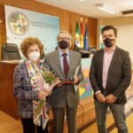 Vicente Plasencia Plasencia, recibe la insignia y el diploma por parte de Luis Fernando García Nicolás, ICCP y Diputado de Infraestructuras Territoriales Inteligentes y Movilidad de la Diputación de Cáceres. Le acompaña su mujer María del Mar Lozano