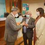 Ramón Salas Martínez, recibe la insignia por parte de José Martínez Jiménez, ex decano de la Demarcación de Extremadura del CICCP. Le acompaña su hija, Ana Salas