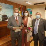 Ramón Salas Martínez, recibe la insignia y diploma por parte de José Martínez Jiménez, ex decano de la Demarcación de Extremadura del CICCP. Le acompaña su hija, Ana Salas