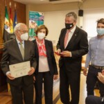 Recibe la insignia y diploma, Gonzalo Soubrier González, por parte del decano José Manuel Blanco Segarra y del ICCP Mario Puerto Pedrera, miembro de Comisión de Jóvenes de la Demarcación del CICCP. Le acompaña su mujer Manuela Fernández