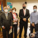 Recibe la insignia, Gonzalo Soubrier González, por parte del decano José Manuel Blanco Segarra y del ICCP Mario Puerto Pedrera, miembro de Comisión de Jóvenes de la Demarcación del CICCP. Le acompaña su mujer Manuela Fernández