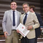 Manuel Fco. Castillo Carmona recibe su placa y diploma por parte de Pablo Jiménez Guijarro
