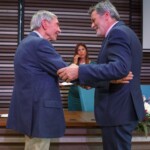 Entrega de insignia a Manuel Carlos Pardo Jiménez por parte de José Luis Andrade Piñana