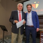 Jorge Martín Benito recibe su placa y diploma, por parte de Andrés Licerán González
