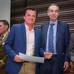 Juan Francisco Coloma, recibe la placa y diploma en nombre de su tío Fernando M. Coloma Navarro, por parte de Fernando Pedrazo Majarrez