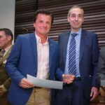 Juan Francisco Coloma, recibe la placa y diploma en nombre de su tío Fernando M. Coloma Navarro, por parte de Fernando Pedrazo Majarrez