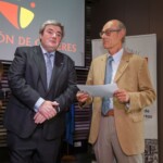 José Ramón Suárez recibe su placa y diploma por parte de Jesús Torrecilla Pinero