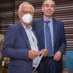 José Antonio Salas Cañadas recibe su placa y diploma por parte de Fernando Pedrazo Majárrez