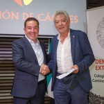 Antonio Gómez recoge la placa y diploma en nombre de Miguel A. Crespo Gamón, y entrega Santiago Rodriguez Agúndez