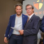 Esteban Delgado Nieto recibe su placa y su diploma por parte de Andrés Licerán González