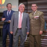 José Martínez Jiménez, recibe su placa y diploma por parte de Manuel del Pozo López. También recoge en nombre de José A. Rodríguez Cabellos .