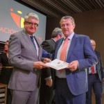 Andrés A. Comino Cid recoge su placa y diploma por parte de J. Lorenzo Maqueda García