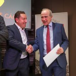 Antonio J. Ruiz Roso Gómez recibe su placa y diploma por parte de Santiago Rodriguez Agúndez