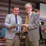 Emilio M. Arévalo Hernández, recibe su placa y diploma por parte de Pablo Jiménez Guijarro