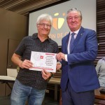 José Luis Castaño Cabañas recoge su placa y diploma , y entrega el decano Manuel Blanco Segarra