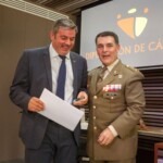 José Luis Rubio Pardo recibe su placa y diploma por parte de Manuel del Pozo López