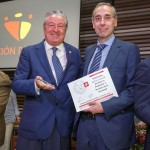 Fernando Pedrazo Majárrez recibe su placa y diploma por parte del decano José Manuel Blanco Segarra