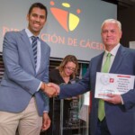 Víctor Manuel Herrera Camacho recoge su placa y diploma, y entrega José Manuel González Parejo