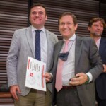 José Miguel Clarambo Torres recoge su placa y diploma, y entrega Pablo Jiménez Guijarro