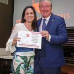 Marta García García recoge su placa y diploma, y entrega José Manuel Blanco Segarra