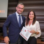 M. Guadalupe Cabanillas Santos recibe su placa y diploma por parte de Francisco Carrera Carrero