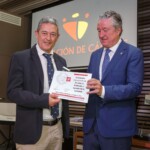 Jesús García Dominguez recoge su placa y diploma, entegados por parte de José Manuel Blanco Segarra