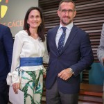 Marta García García recoge la placa y diploma en nombre de Miguel Máximo Cruz Franco y entrega Sebastián Sevilla Díaz