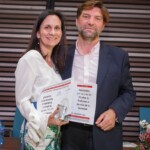 Marta García García recoge las placas y diplomas en nombre de Juan Miguel Vega Naranjo y Emilio González Abril, y entrega Sebastián Sevilla Díaz